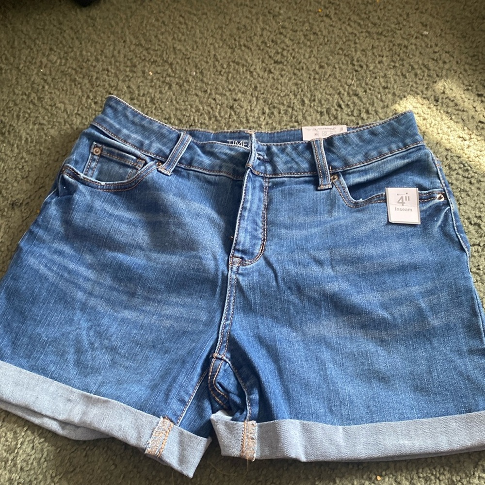 Size 6 good material and never wore before.They are mid rise